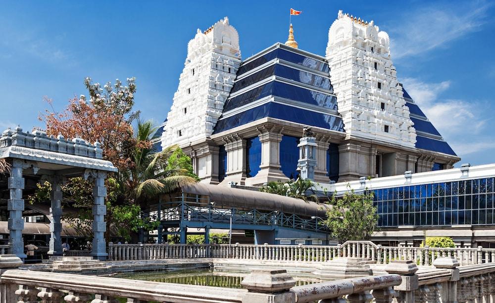 Отель Fairfield By Marriott Bengaluru Whitefield Экстерьер фото